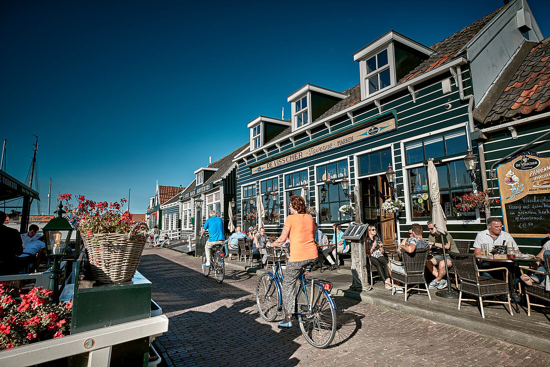 Hafenpromenade auf der Insel Marken, Nordholland, Niederlande