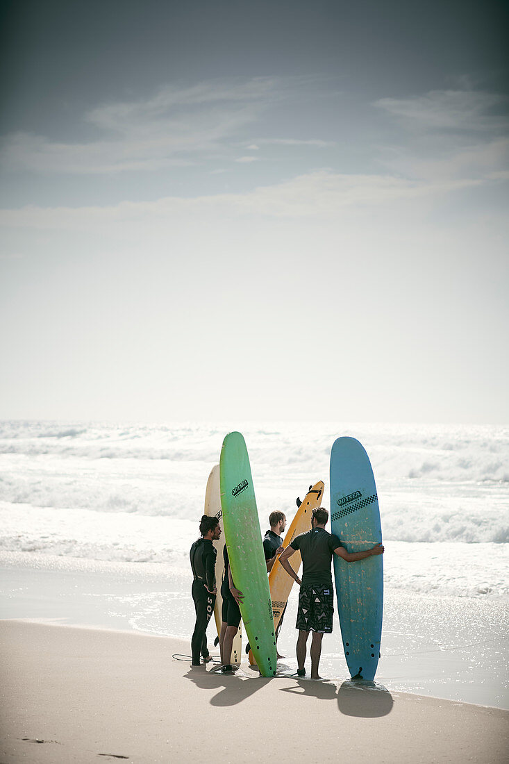 Junge Surfer mit Longboards, Vieiie Saint Girons, Französische Atlantikküste, Aquitanien, Frankreich