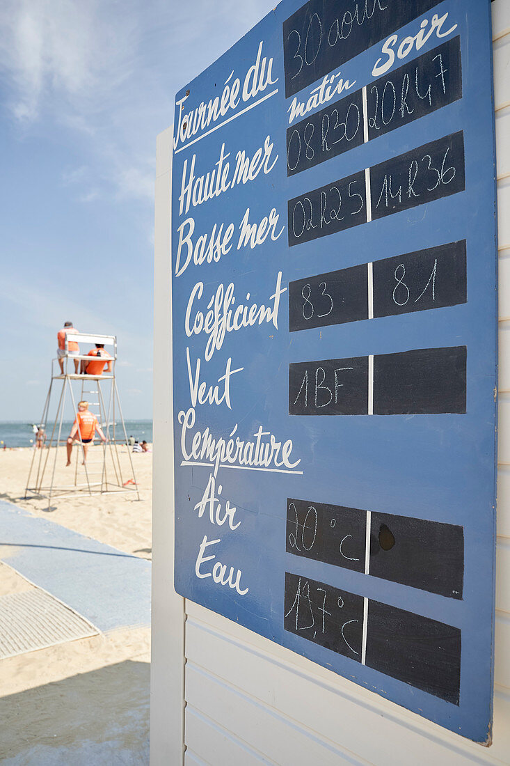 Tafel mit Tide- und Temperaturangaben, Bademeisterturm, Arcachon, Französische Atlantikküste, Aquitanien, Frankreich