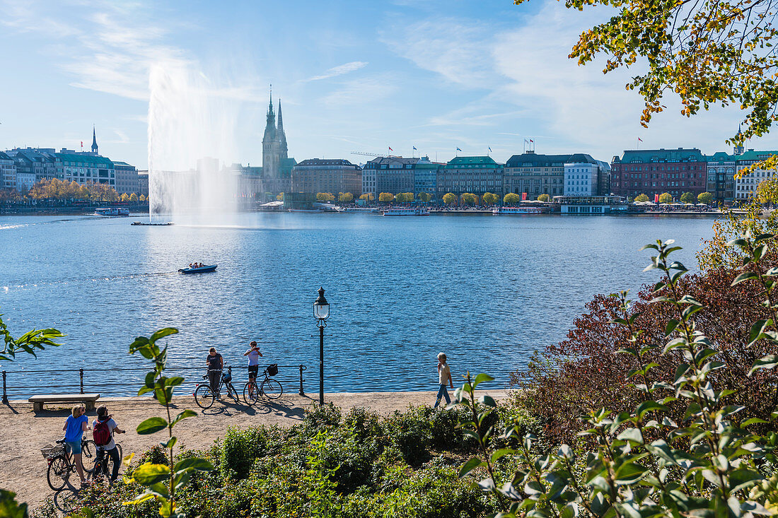 View of the Binnenalster with fountain and Rathaus in the background, Hamburg, Germany