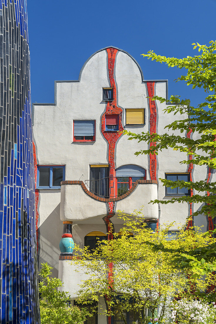 Hundertwasserhaus "Wohnen unterm Regenturm", Plochingen am Neckar, Baden-Württemberg