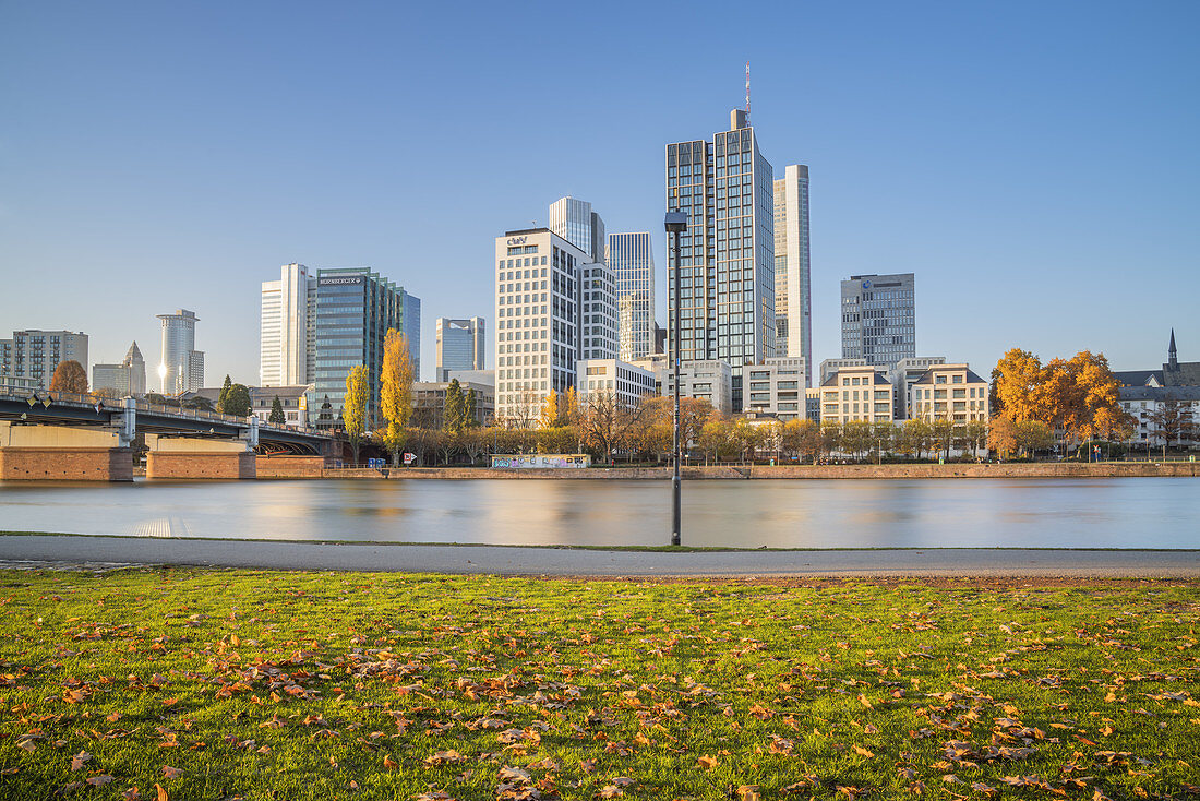 Blick über den Main auf die Hochhäuser im Bankenviertel, Frankfurt am Main, Hessen, Deutschland