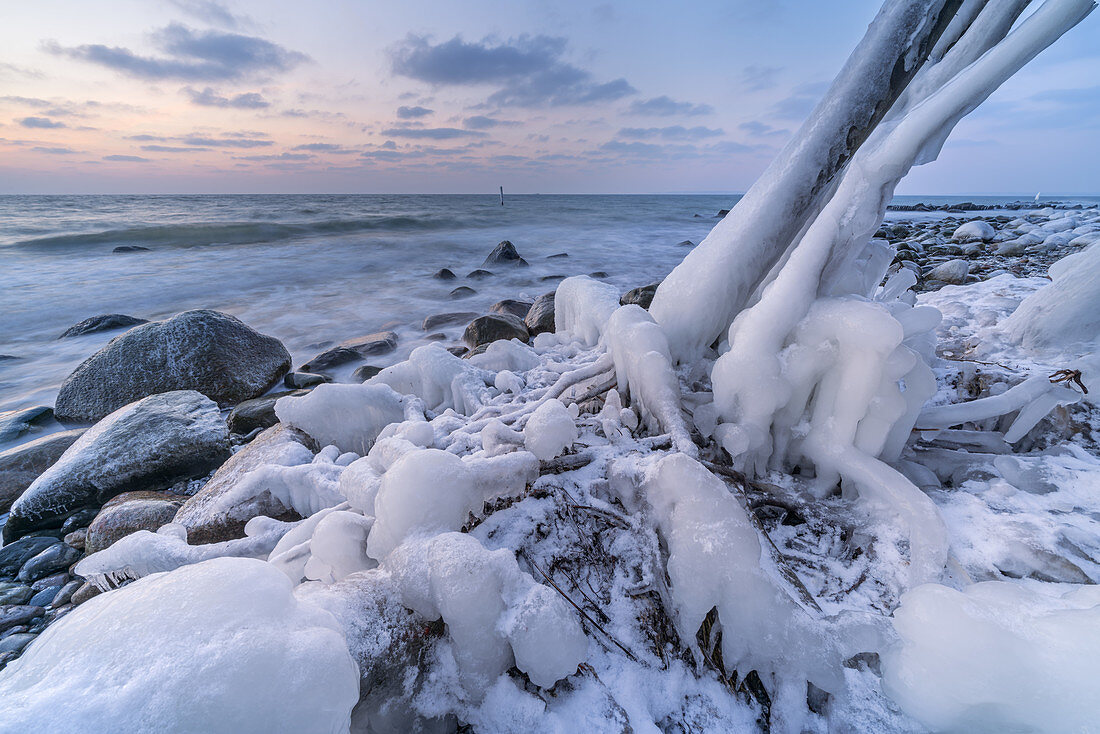 Eisige Küste im Winter am Fuße der Kreideküste bei Sassnitz, Halbinsel Jasmund, Insel Rügen, Mecklenburg-Vorpommern, Norddeutschland