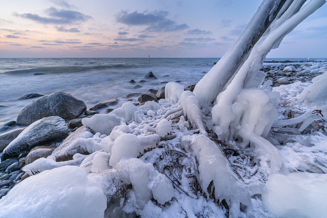 Icy coast in winter at the foot of the chalk coast near Sassnitz, Jasmund Peninsula, Rügen Island, Mecklenburg-Vorpommern, Northern Germany