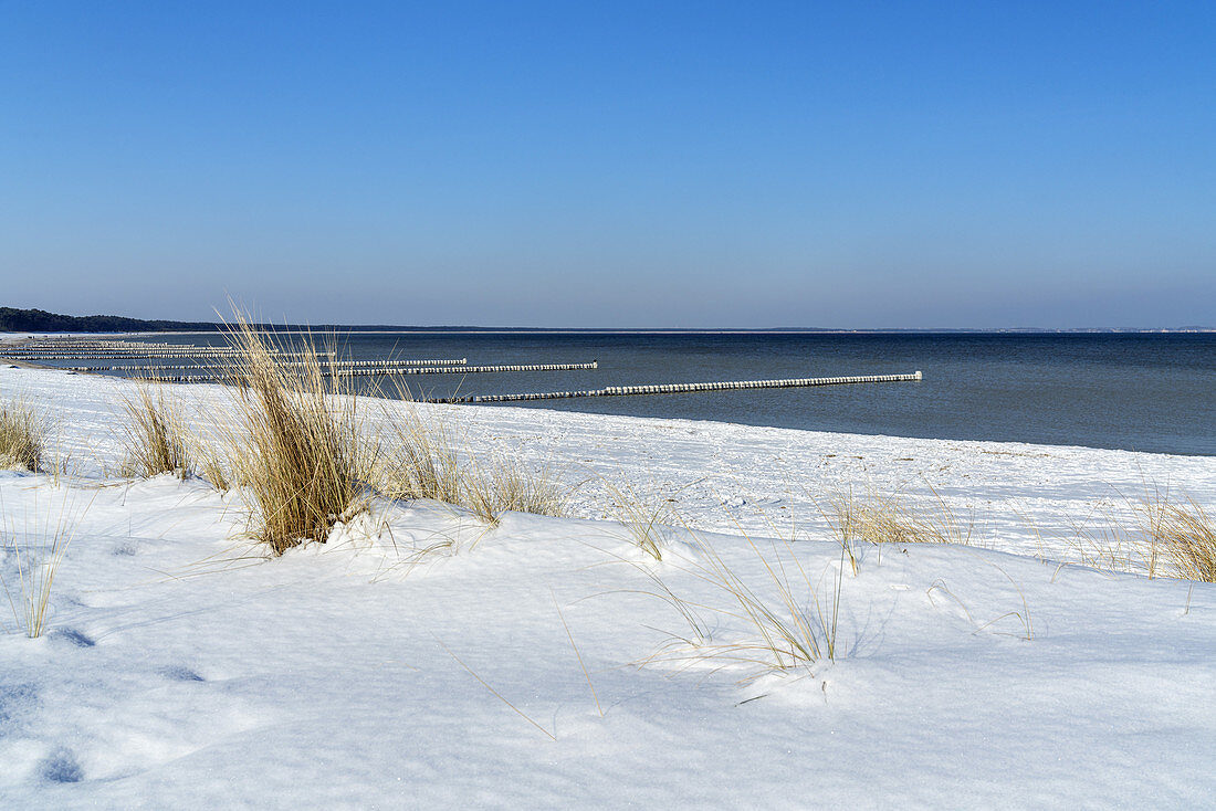 Strand in Glowe im Winter, Halbinsel Jasmund, Insel Rügen, Mecklenburg-Vorpommern, Norddeutschland