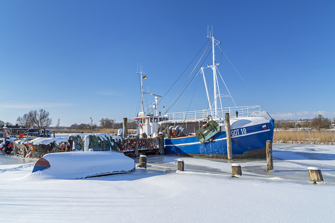 Winterlicher Hafen im Fischerdorf Gothmund im Winter, Ostseeküste, Schleswig-Holstein, Norddeutschland