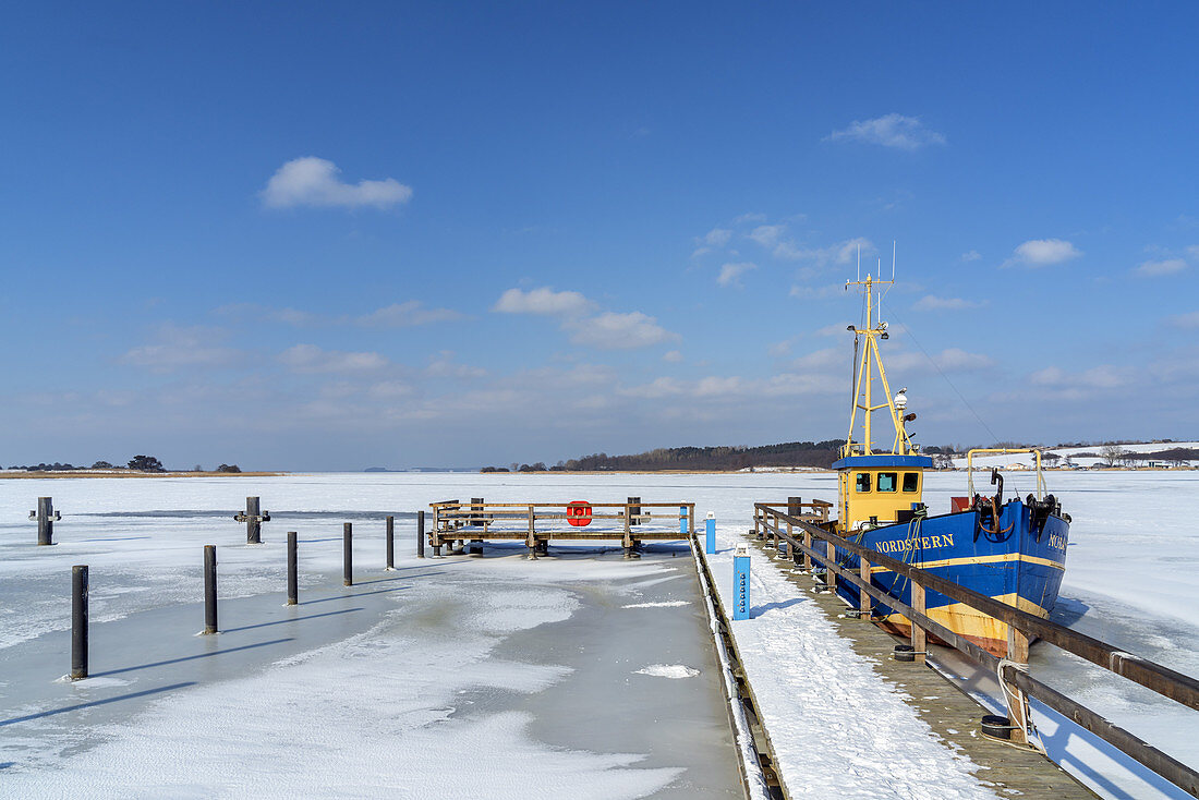 Eisiges Achterwasser mit Fischkutter Nordstern bei Neppermin, Insel Usedom, Ostseeküste, Mecklenburg-Vorpommern, Norddeutschland