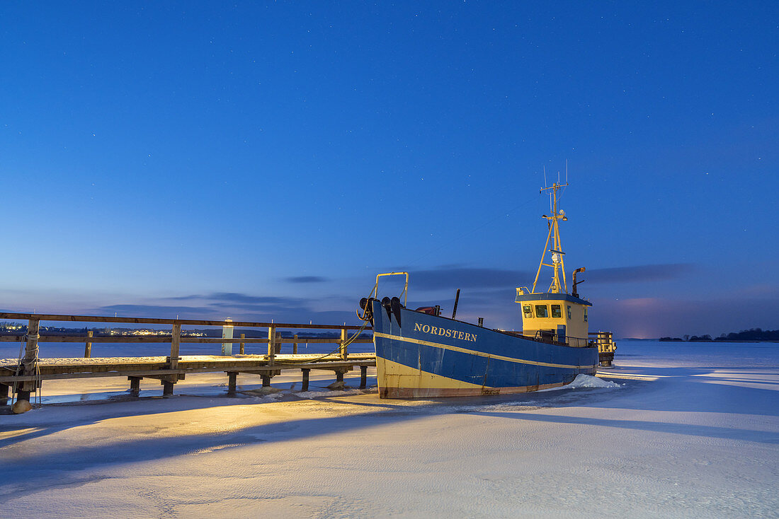 Eisiges Achterwasser mit Fischkutter Nordstern bei Neppermin, Insel Usedom, Ostseeküste, Mecklenburg-Vorpommern, Norddeutschland