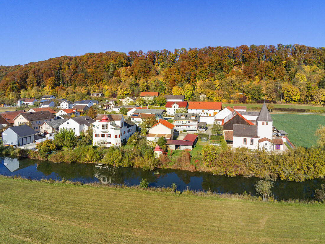 View of Inching with the Schlossgut Inching at the Altmühl, Altmühltal Nature Park, Upper Bavaria, Bavaria