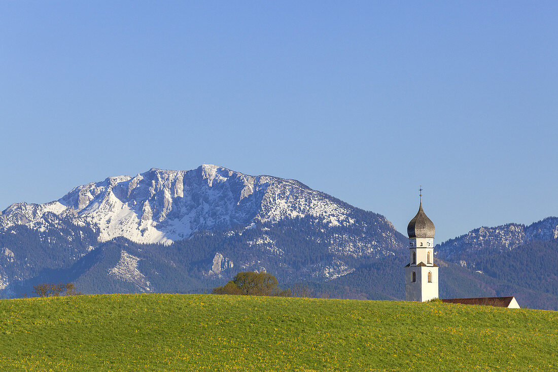 Pfarrkirche St. Peter und Paul vor der Benediktenwand (1801 m), Antdorf, Oberbayern, Bayern