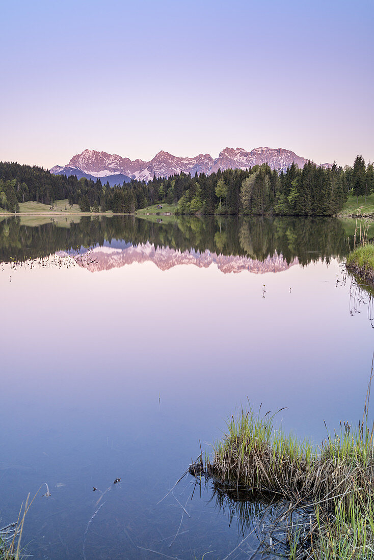 Geroldsee mit Blick auf das Karwendelgebirge, Werdenfelser Land, Oberbayern, Bayern