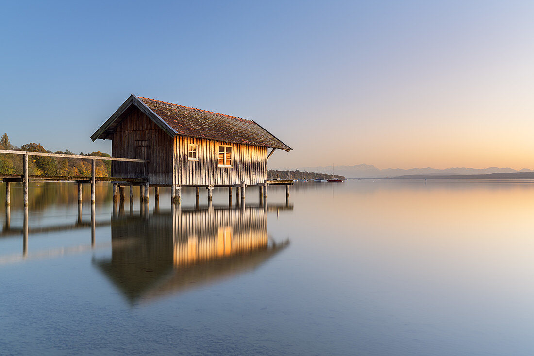 Bootshütte in Stegen, Inning am Ammersee, Fünfseenland, Oberbayern, Bayern, Deutschland