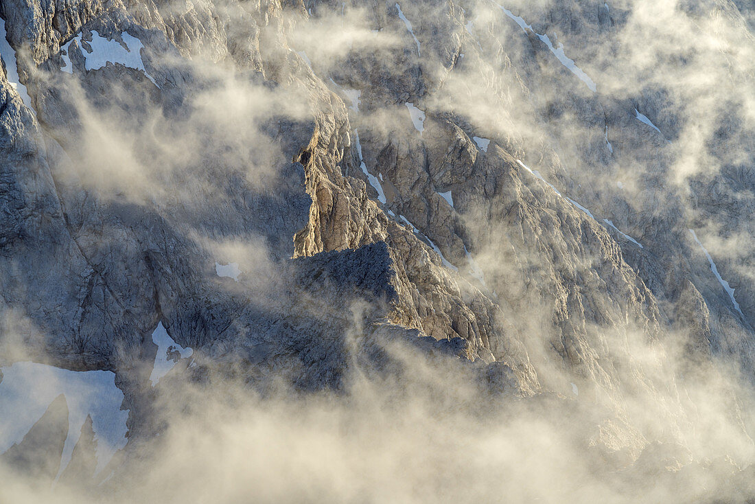 Blick von der Alpspitze auf das Wolkenziehen im Wettersteingebirge, Garmisch-Partenkirchen, Werdenfelser Land, Oberbayern, Bayern