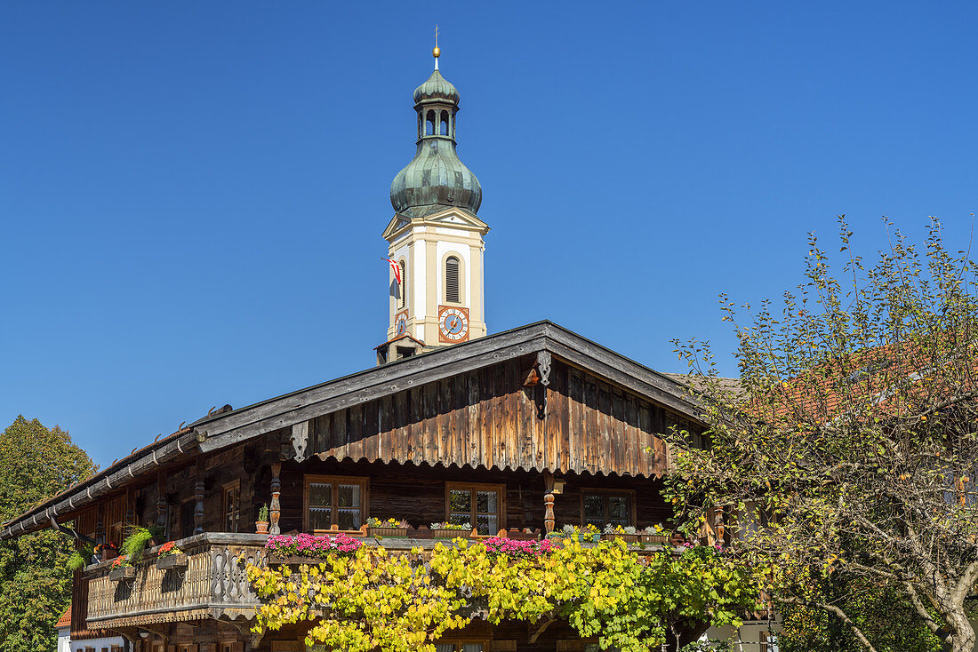 Pfarrkirche St. Jakob in Lenggries im Herbst, Tölzer Land, Oberbayern, Bayern, Deutschland