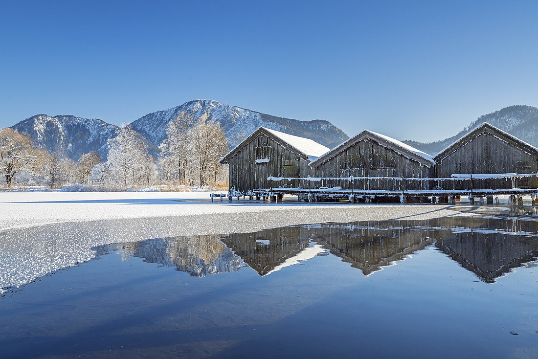 Boathouses on the Kochelsee in front of the Jochberg, Schlehdorf, Tölzer Land, Upper Bavaria, Bavaria, Germany