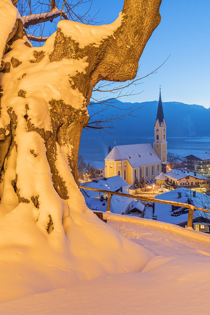 Blick auf Pfarrkirche St. Sixtus in Schliersee am Schliersee und die Schlierseer Berge, Oberbayern, Bayern, Deutschland