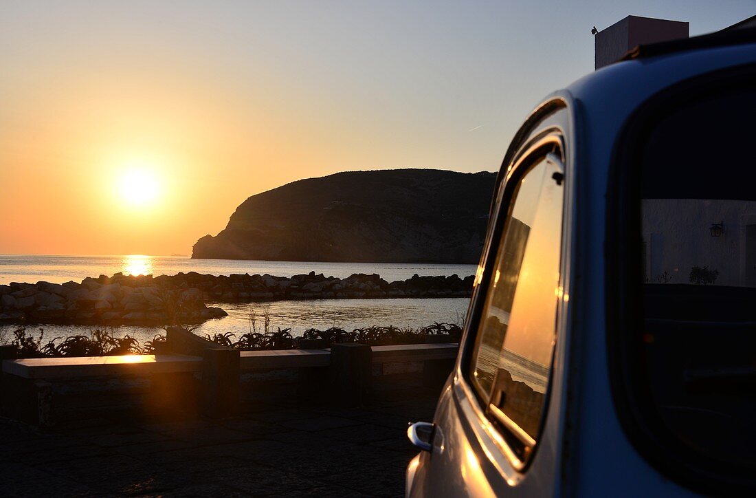 Sonnenuntergang mit Fiat 500 bei Sant Angelo, Insel Ischia, Golf von Neapel, Kampanien, Italien