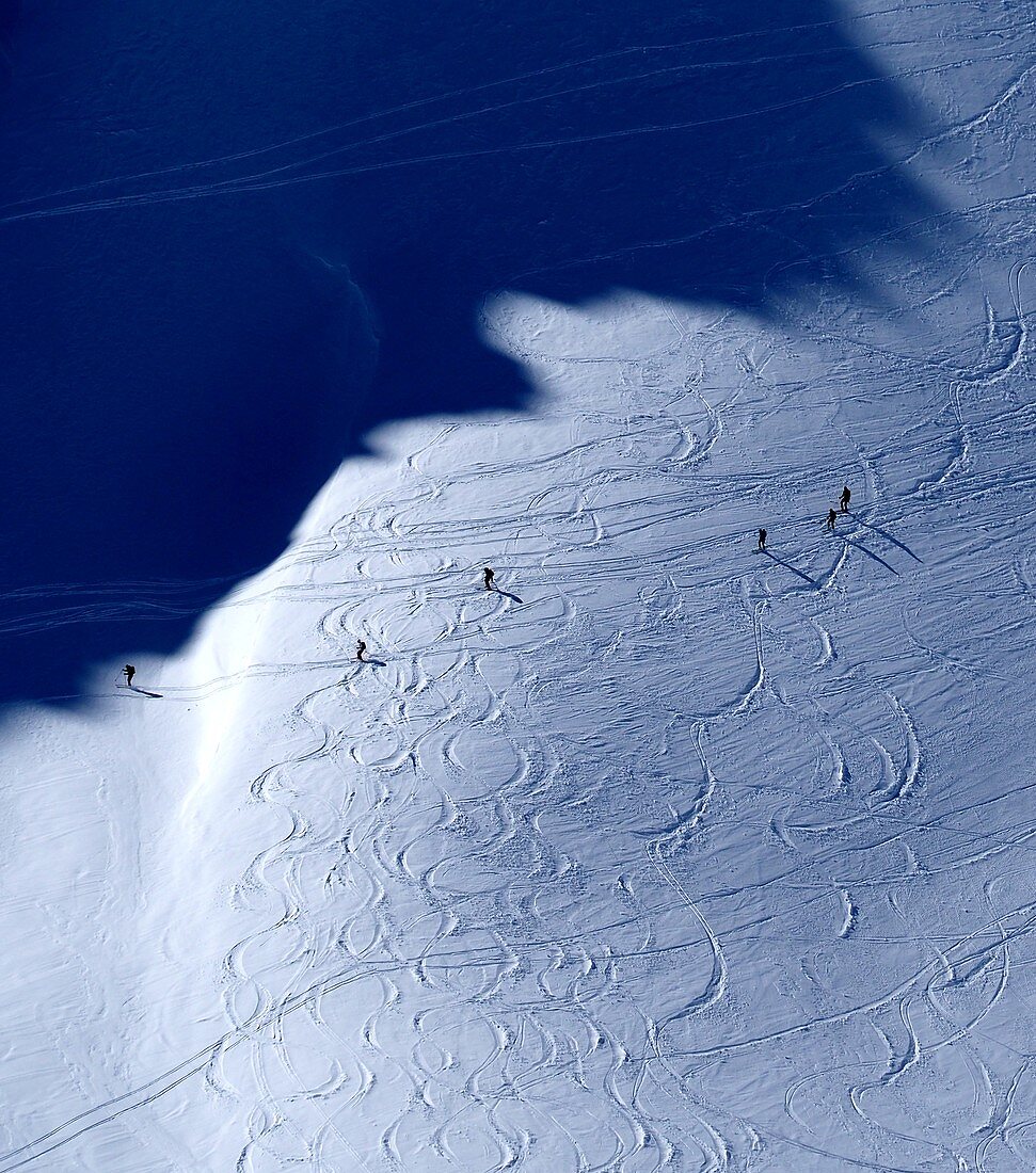 Spuren im Skigebiet Weißsee über dem Enzingerboden in den Hohen Tauern, Pinzgau, Österreich