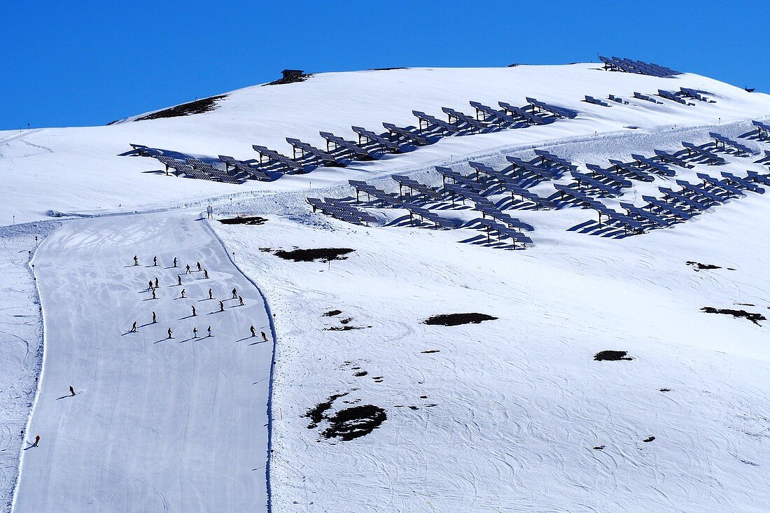Solaranlage und Skipiste im Skigebiet Wildkogel, Pinzgau, Österreich