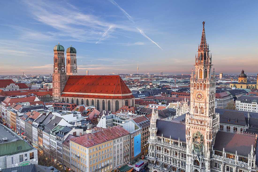 Blick auf die Münchner Altstadt mit Neues Rathaus und Frauenkirche, München, Oberbayern, Bayern