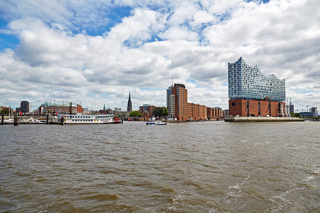Blick vom Wasser auf die Elbphilharmonie, Landungsbrücken, Hafenstadt, Hamburg, Deutschland