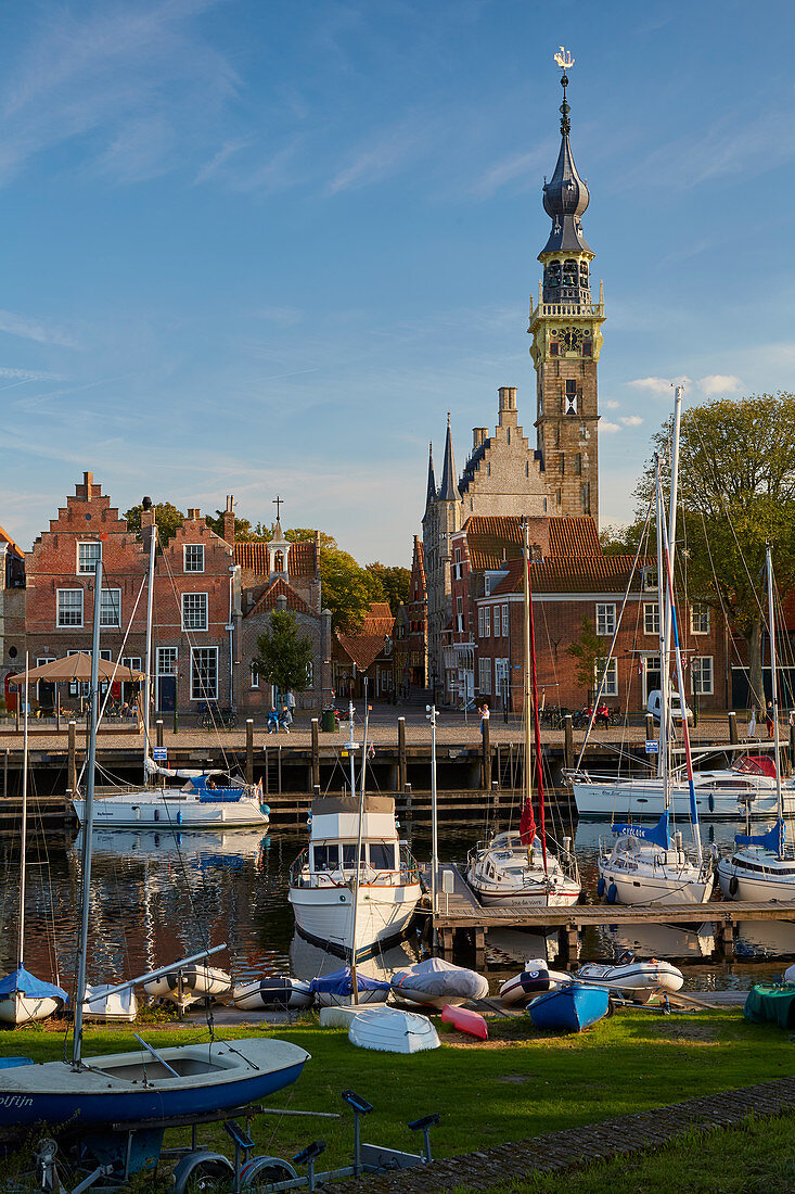 Blick über den Hafen auf Veere, Veerse Meer, Halbinsel Walcheren, Provinz Zeeland, Niederlande, Holland 