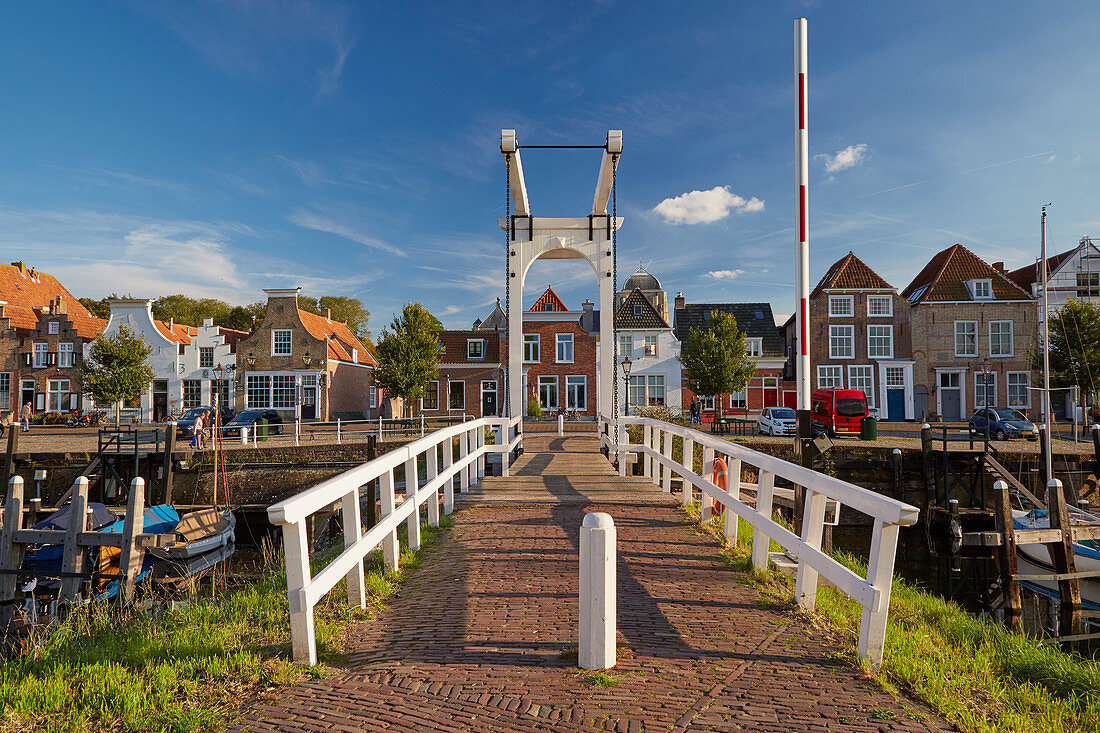 Blick über die Zugbrücke auf Veere, Veerse Meer, Halbinsel Walcheren, Provinz Zeeland, Niederlande, Holland 