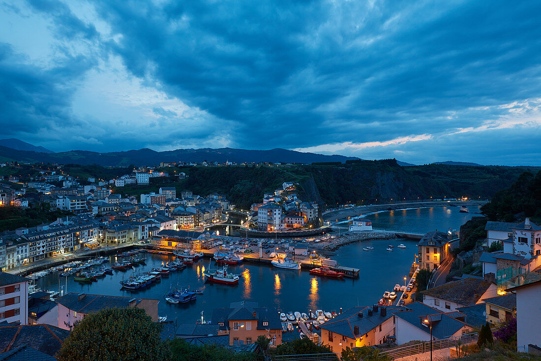 Blick über den Hafen von Luarca, Asturien, Spanien, Europa 