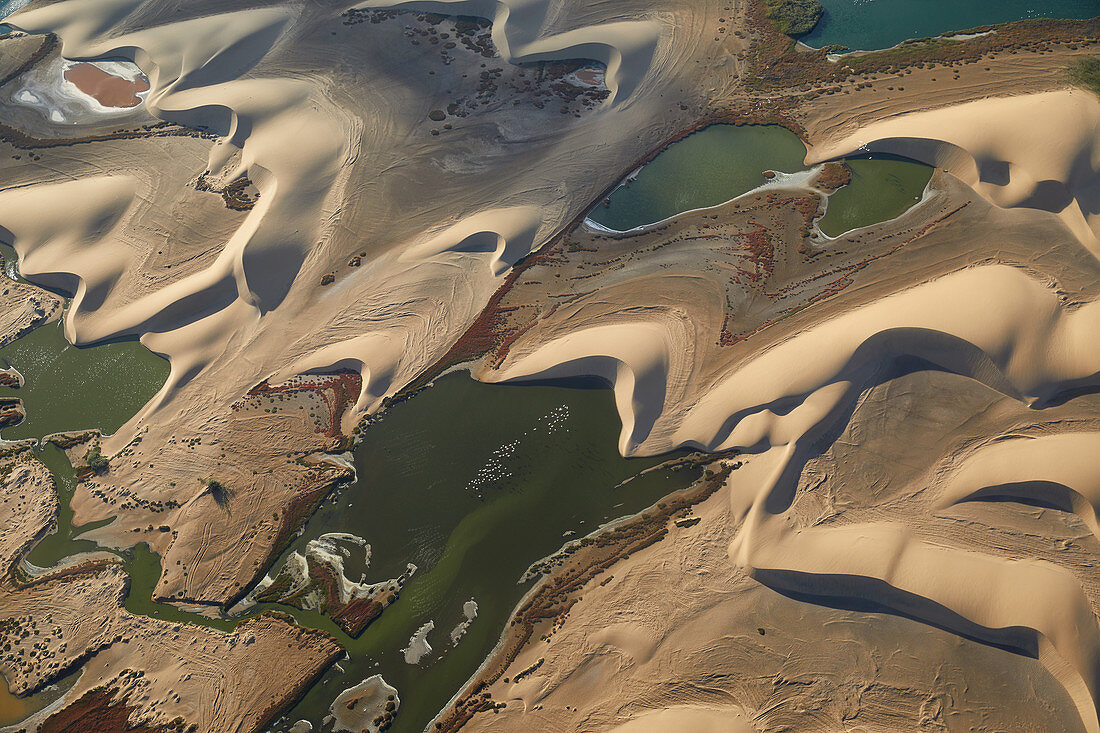 Walvis Bay Lagune und Dünen der Wüste Namib aus der Luft, Namibia