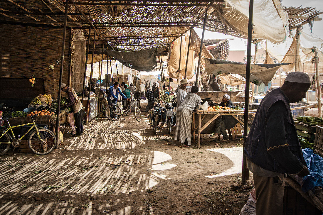 Männer auf dem mit Matten überdachten Markt in Rissani, Tafilalet, Marokko