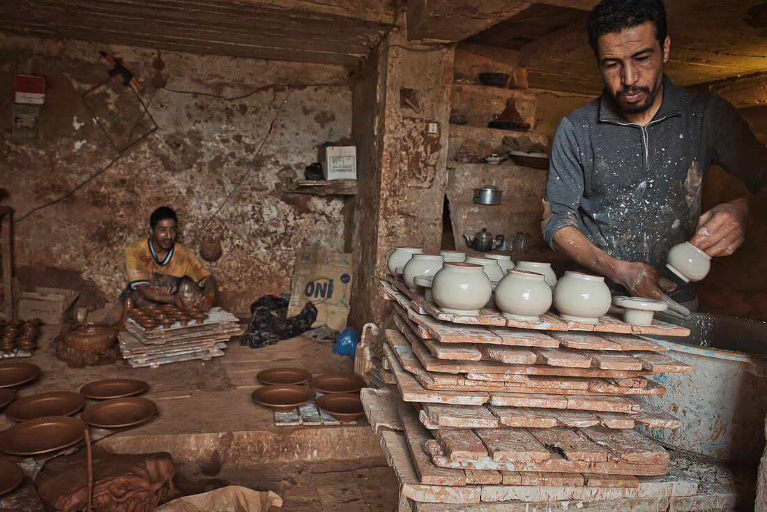 Arbeiter in einer Töpferei in der Töpferstadt Safi, Atlantikküste, Marokko