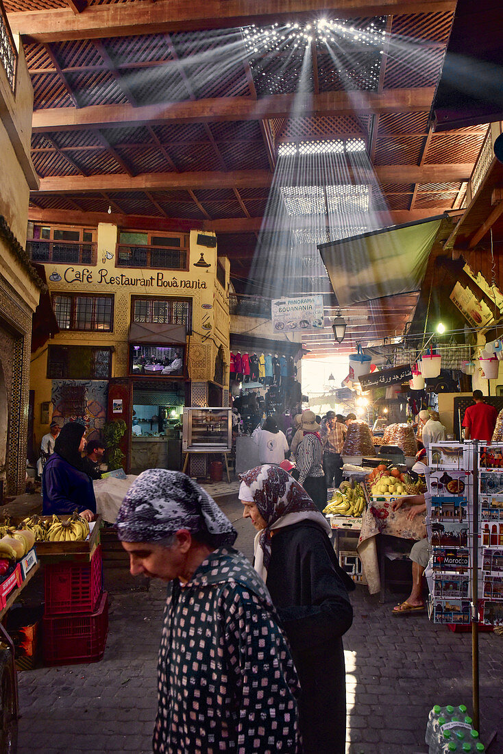 Überdachter Markt am Bab Bounania in der Altstadt von Fes, Lichtstahlen fallen durch die Decke, Marokko, Afrika