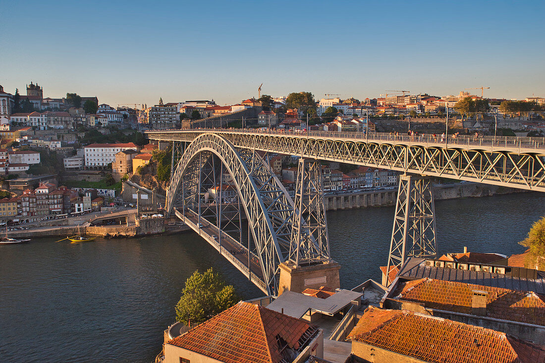 Die Ponte Dom Luis I. über den Douro von Vila Nova de Gaia zum Cais da Ribeira,  Porto, Portugal