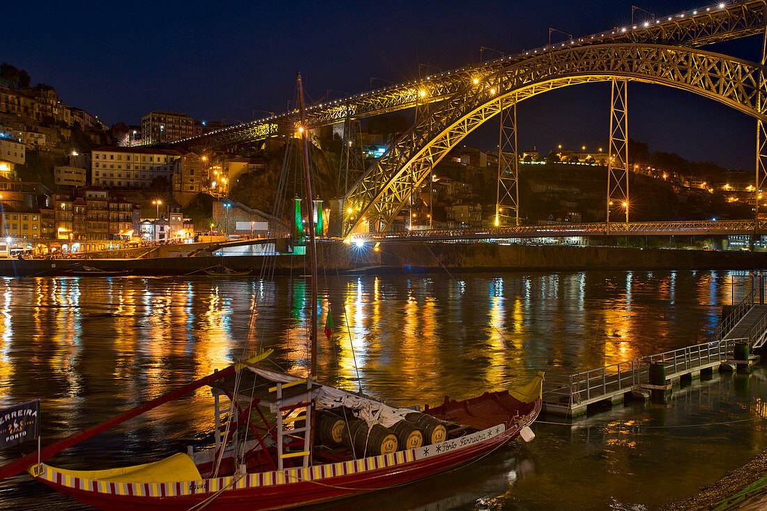 Die Ponte Dom Luis I. mit Boot eines Portwein Kellers im Vordergrund, Porto, Portugal