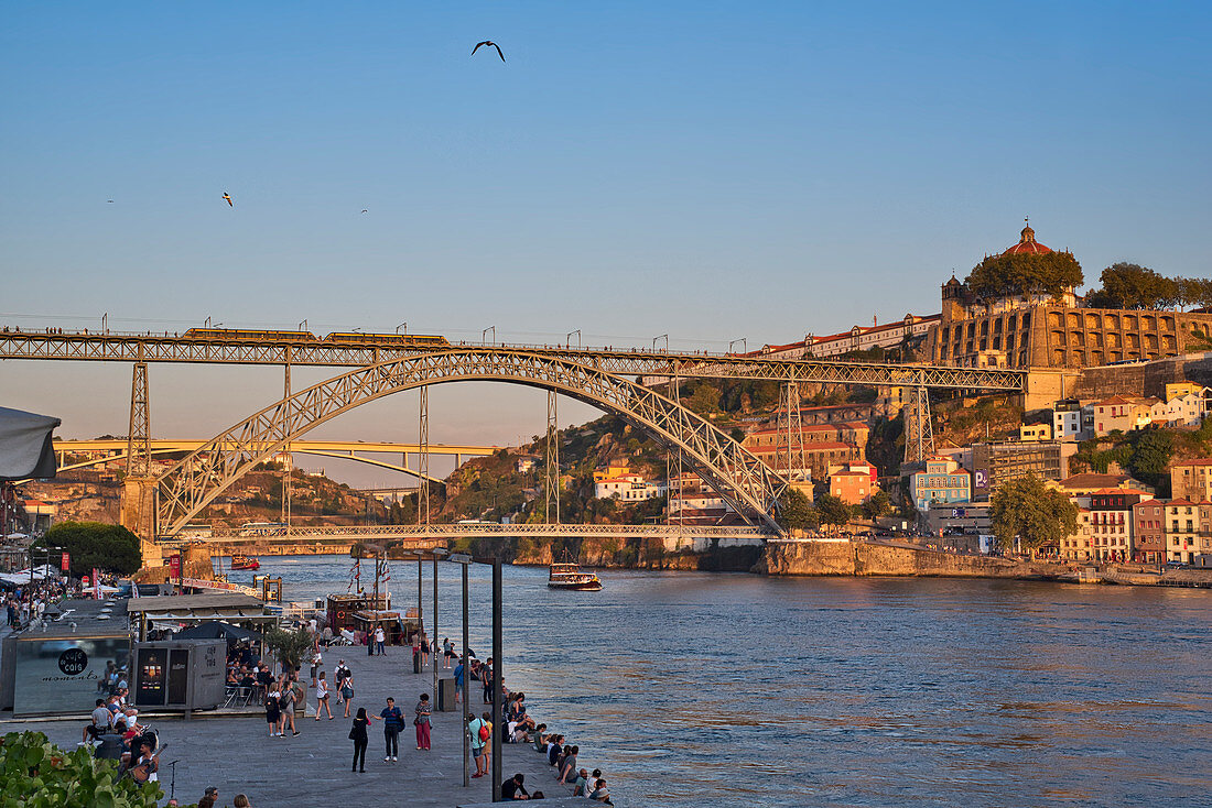 Cais da Ribeira am Douro mit Blick zur Ponte Dom Luis I. über den Douro nach Vila Nova de Gaia, Porto, Portugal