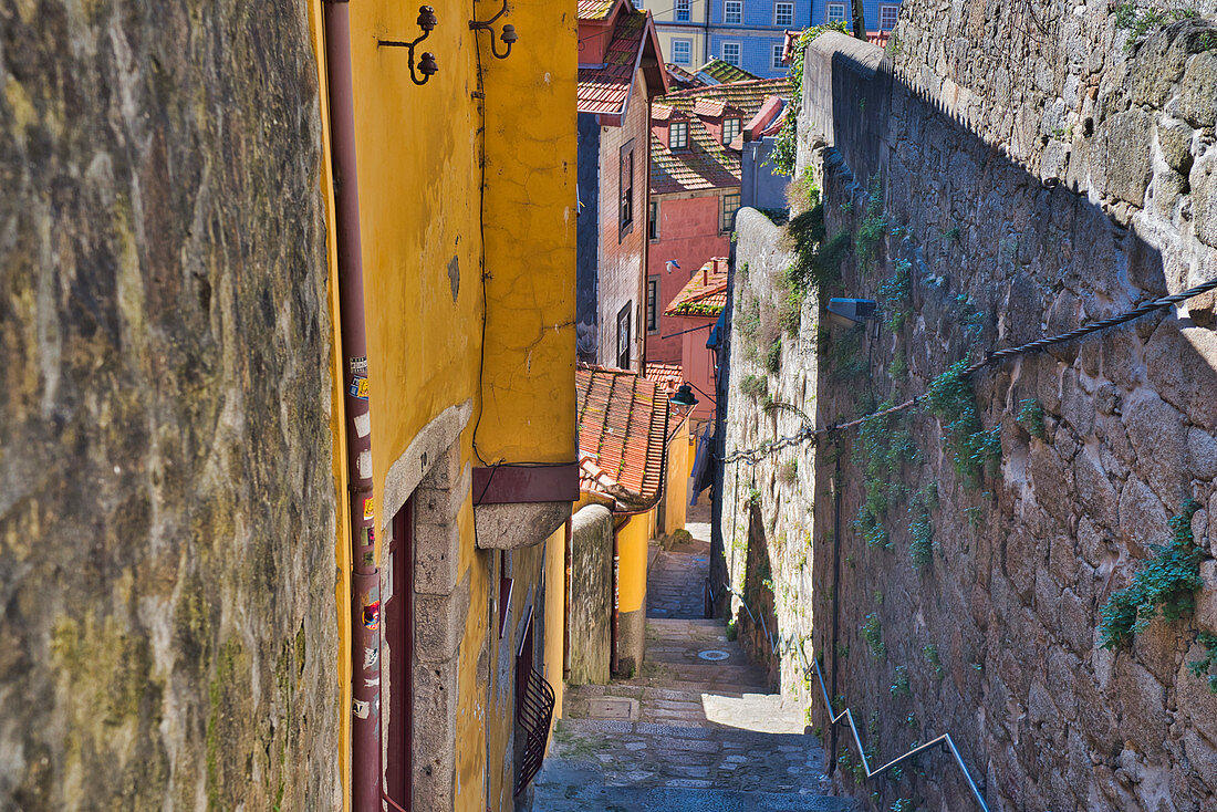Blick durch eine enge Gasse vom Cais da Ribeira zur Kathedrale, Porto, Portugal