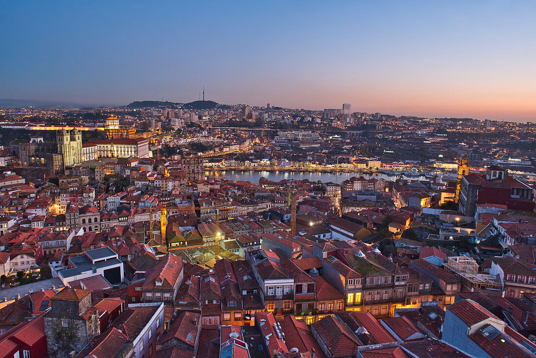 Blick vom Torre de Clerigo über den Douro nach Vila Nova de Gaia und Cais da Ribeira, Porto, Portugal