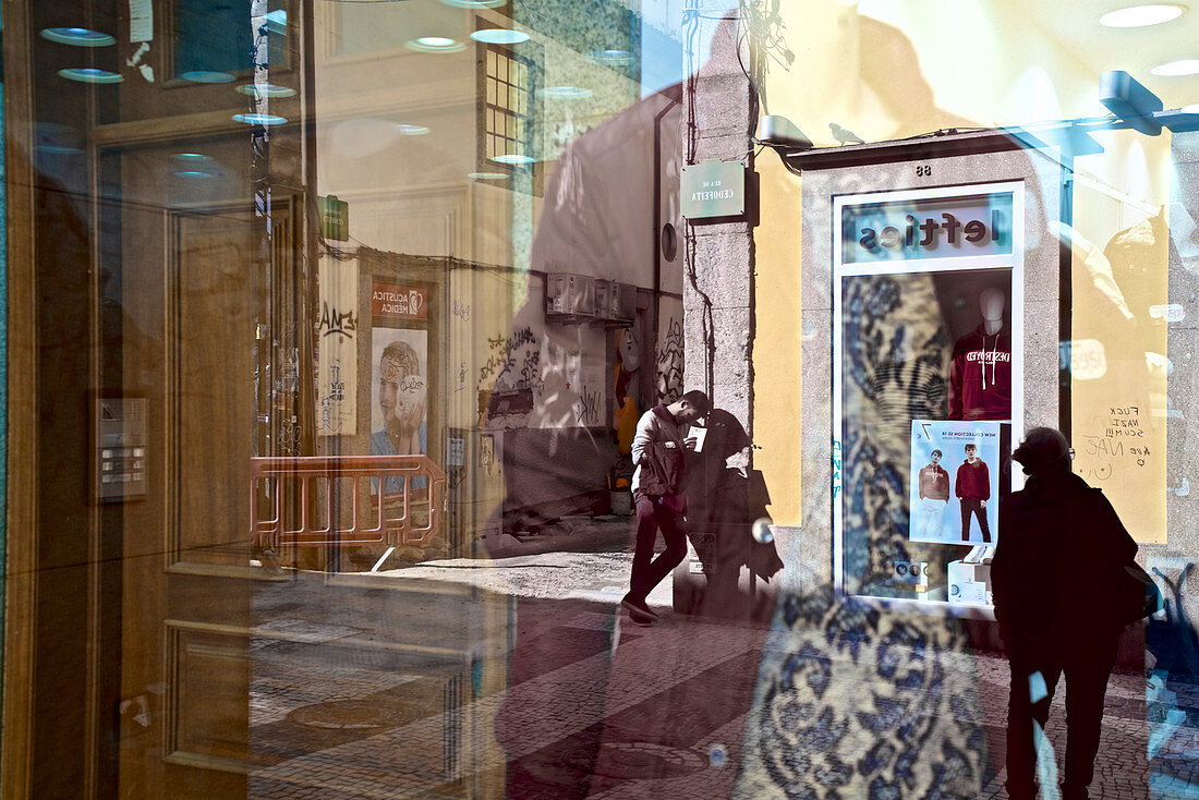 Spiegelung in einem Modegeschäft in der Fußgängerzone in Porto, Portugal