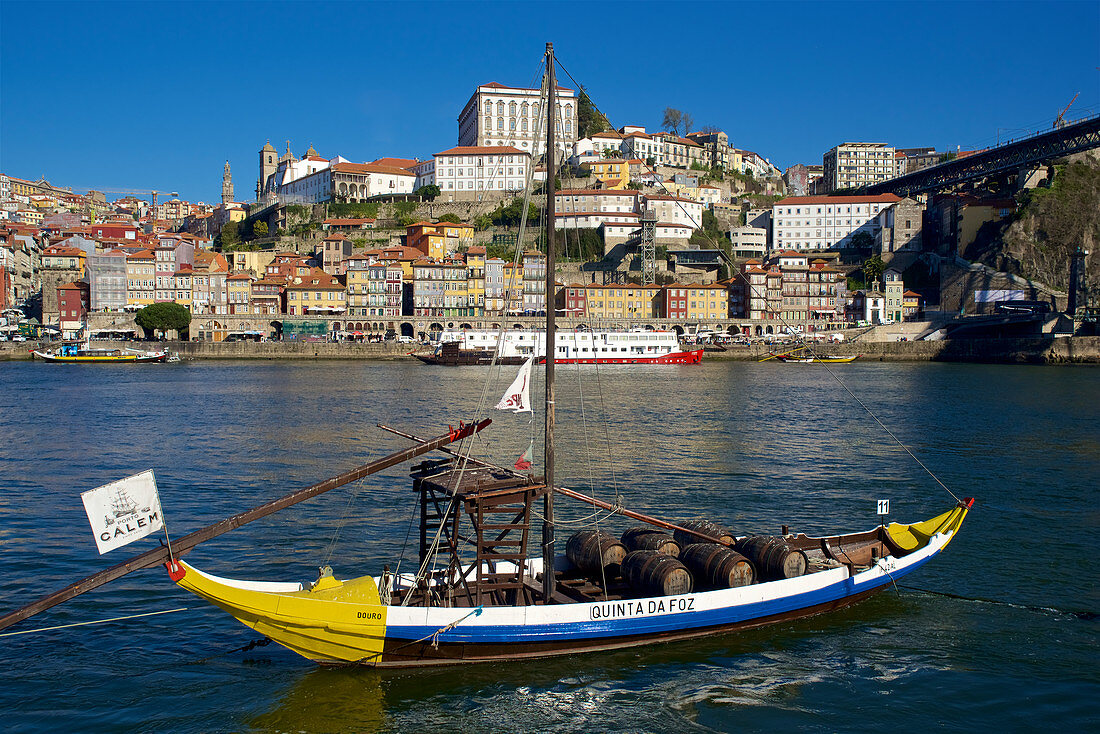 Blick über den Douro von Vila Nova de Gaia zum Cais da Ribeira, Boot eines Portwein Kellers im Vordergrund, Porto, Portugal