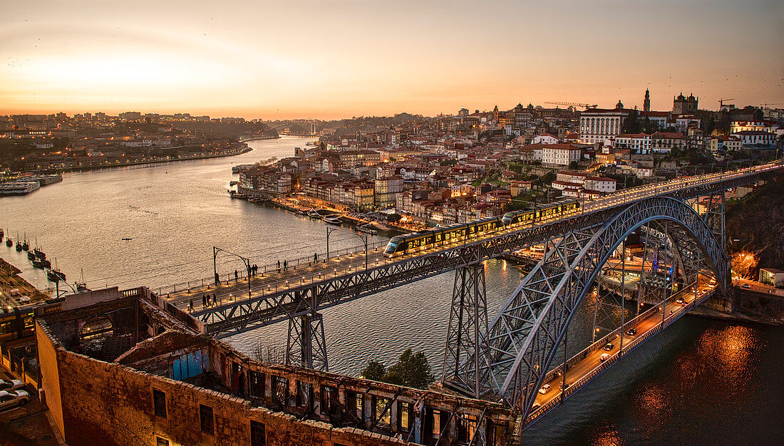 Blick kurz nach Sonnenuntergang über die Ponte Dom Luis I. über den Douro mit Vila Nova de Gaia und dem Cais da Ribeira, Porto, Portugal