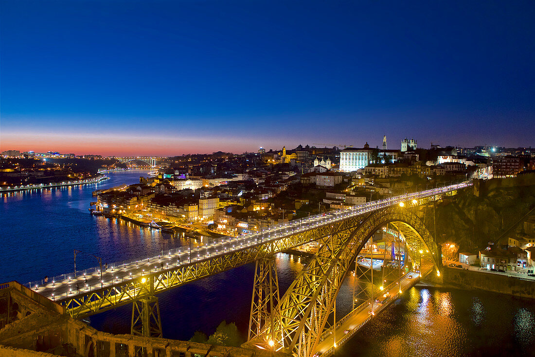 Blick über die Ponte Dom Luis I. und über den Douro mit Vila Nova de Gaia und dem Cais da Ribeira, Porto, Portugal