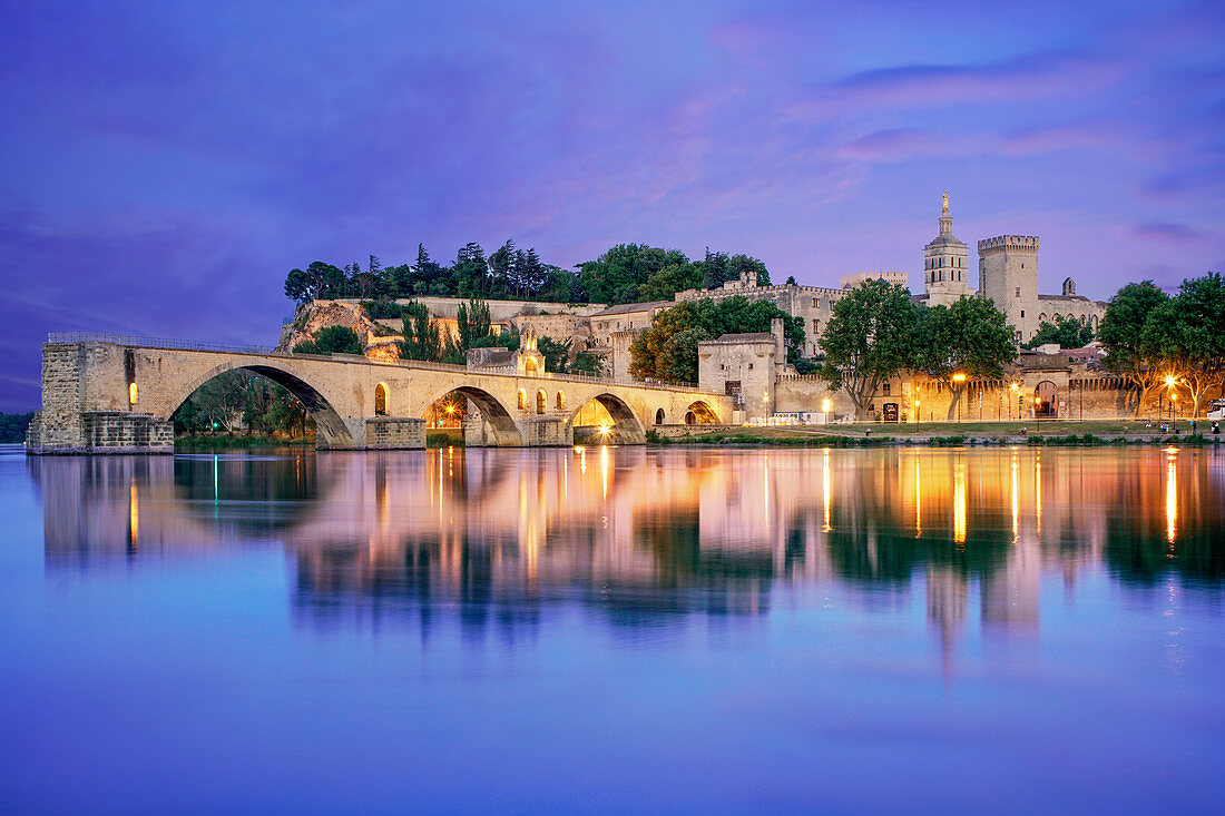 Brücke von Avignon, Pont St. Benezet bei Dämmerung, Papstpalast, Rhone, Frankreich