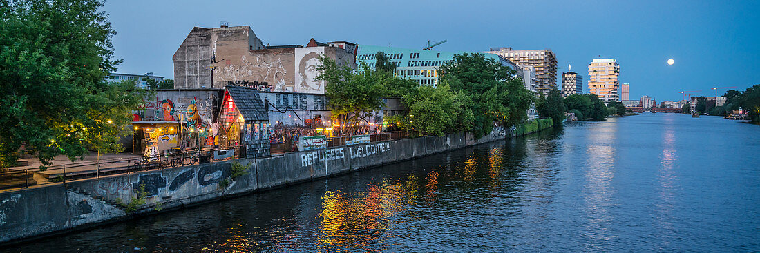 Yaam Club an der Spree und Ruinen mit Graffiti, Berlin Friedrichshain