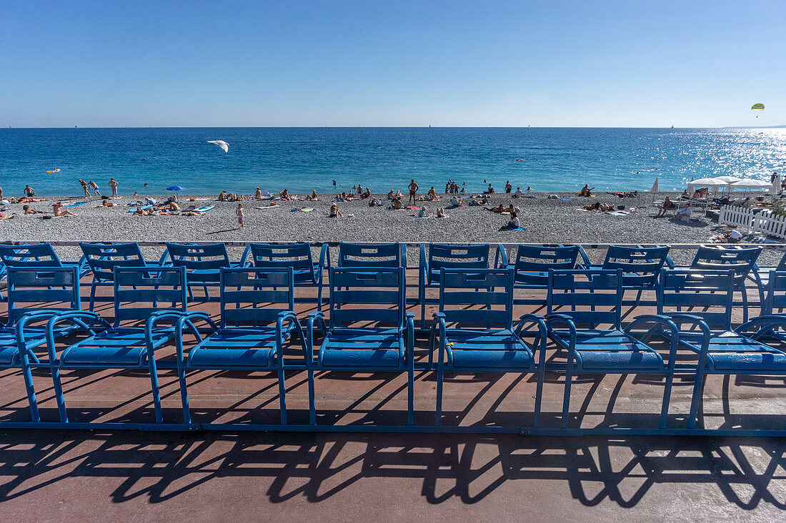Blaue Stühle auf der Promenade des Anglais, Côte d Azur, Frankreich