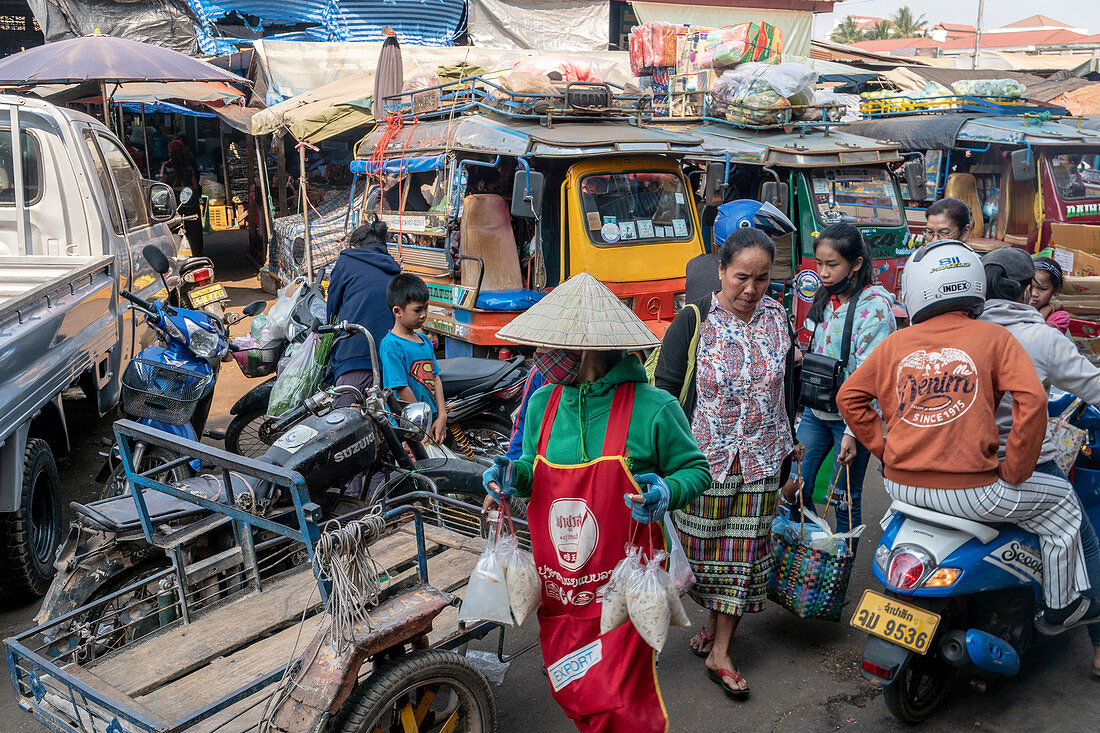 hustle and bustle at Daoheuang Market in Pakse, Laos