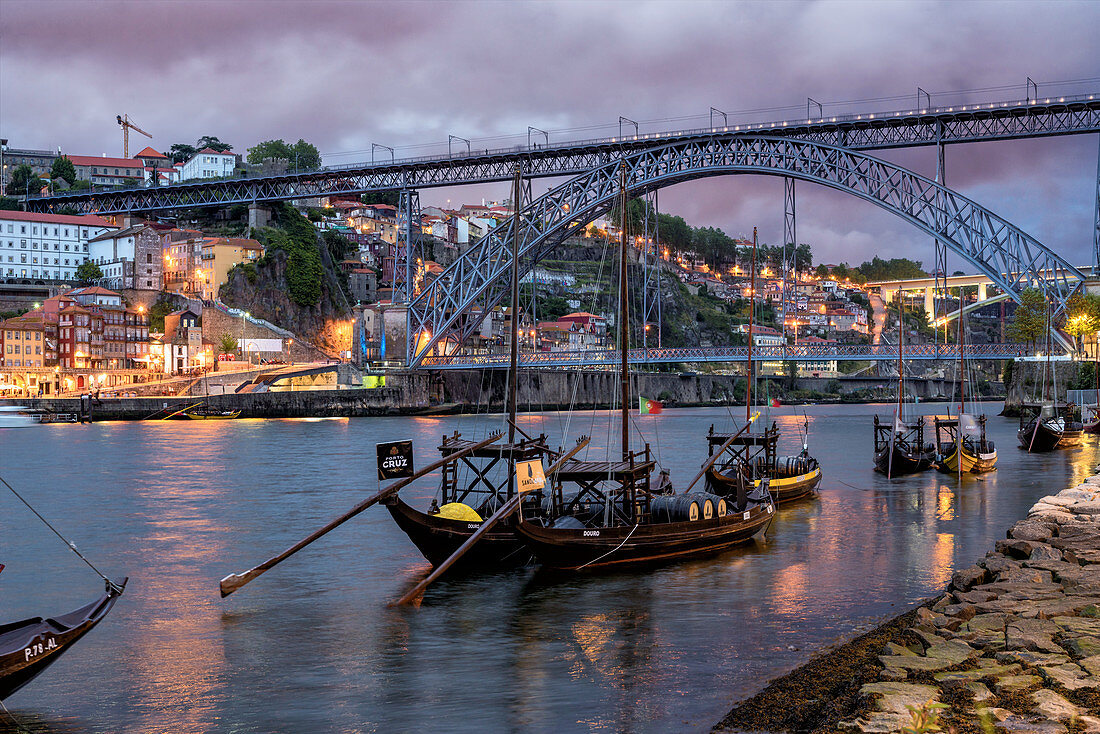 Rabelo Boote mit Portweinfässern, Douro Flußufer bei Dämmerung, Porto, Portugal