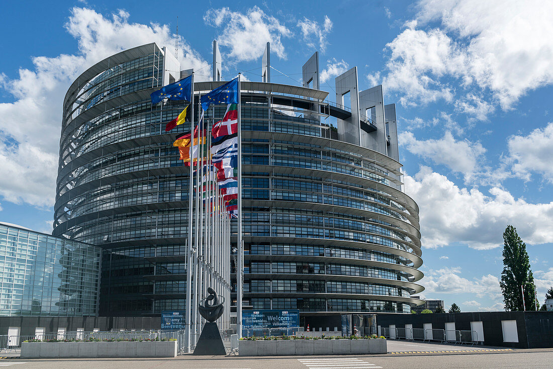 Nationalflaggen der europäischen Nationen vor dem EU Parlament in Straßburg 