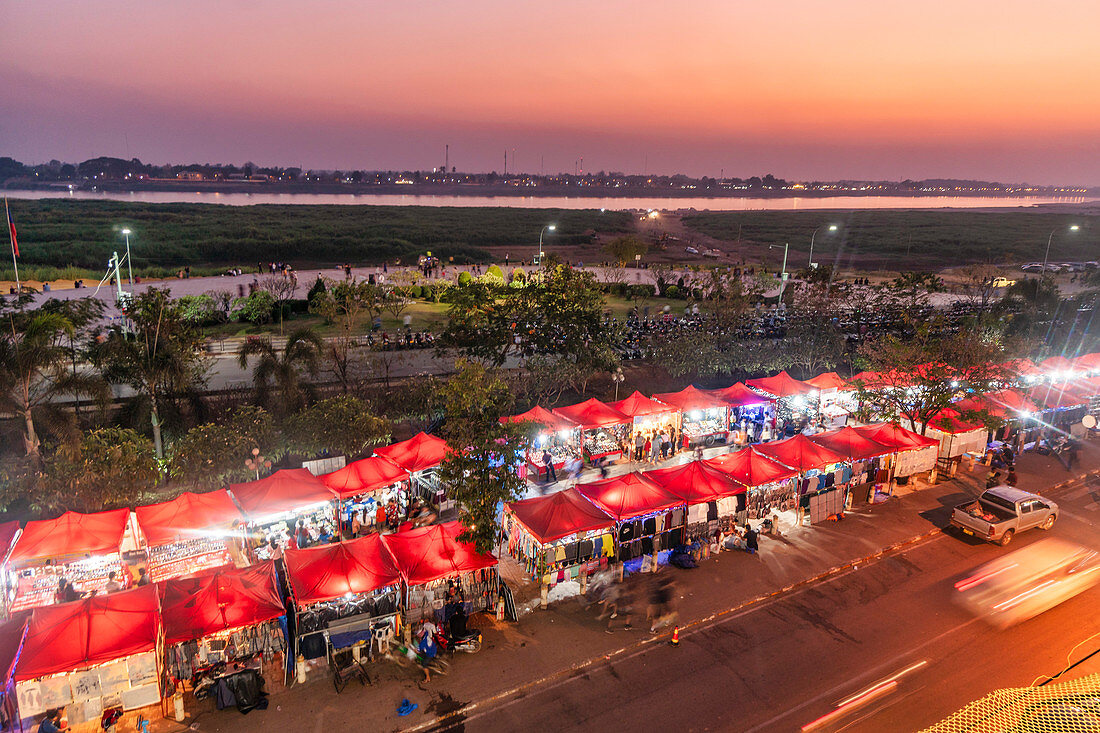 Nachtmarkt in Vientiane am Ufer des Mekong, Laos