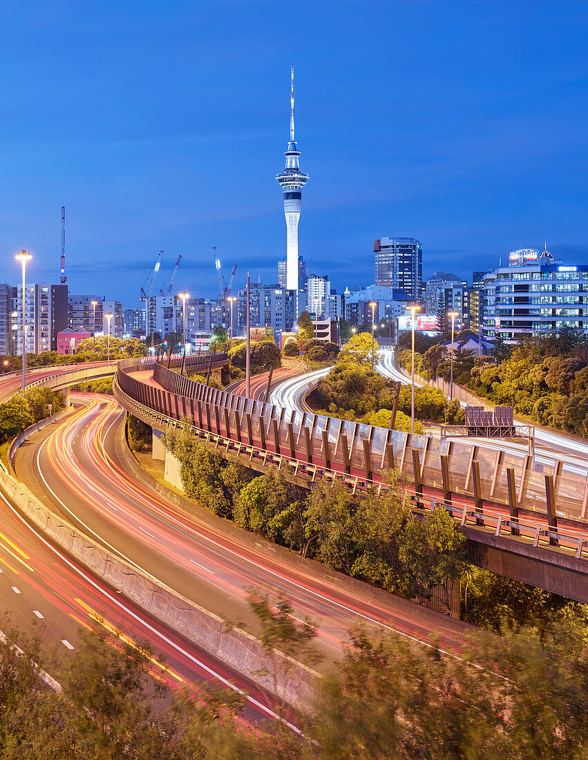 Blick von der Hopetoun Street, Lightpath, Sky Tower, Auckland, Nordinsel, Neuseeland, Ozeanien