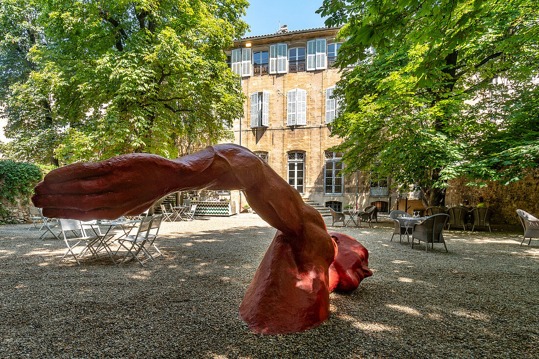 Skulptur 'Nager dans le bonheur' vom Senegalesen Diadji Diop im Garten des Hôtel de Gallifet in Aix en Provence, Bouche du Rhone, Frankreich
